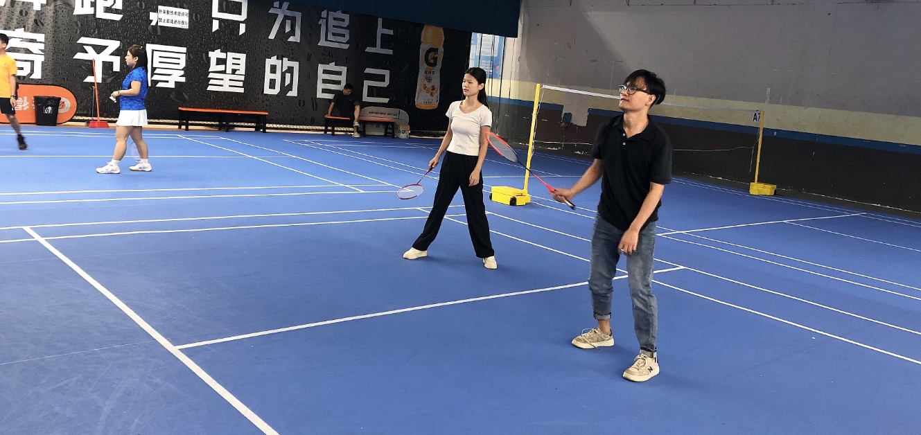 恒誠偉業銷售部周末羽毛球活動